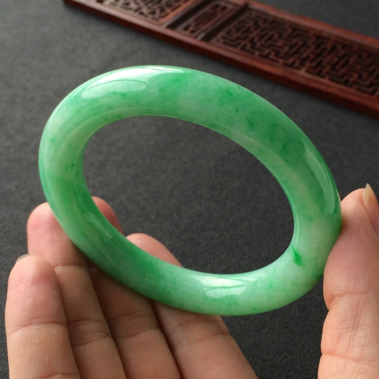 (超值推荐)糯冰种飘翠圆条手镯(58mm)