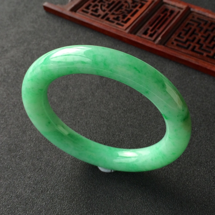 (超值推荐)糯冰种飘翠圆条手镯(58mm)