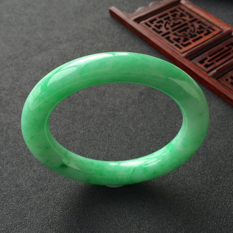 (超值推荐)糯冰种飘翠圆条手镯(58mm)
