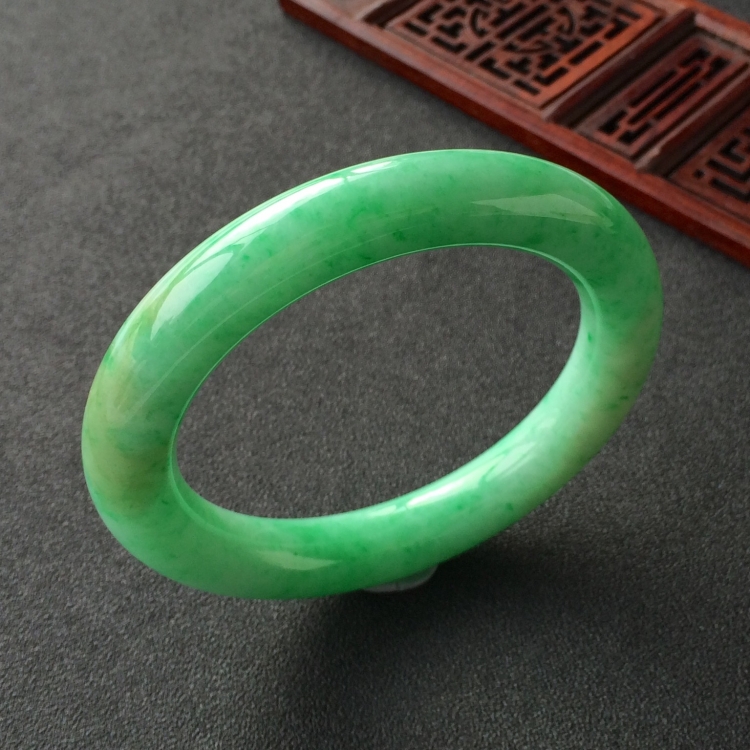 (超值推荐)糯冰种飘翠圆条手镯(58mm)