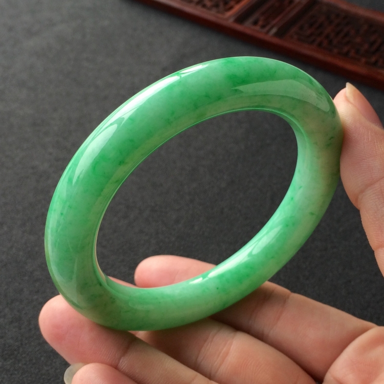 (超值推荐)糯冰种飘翠圆条手镯(58mm)