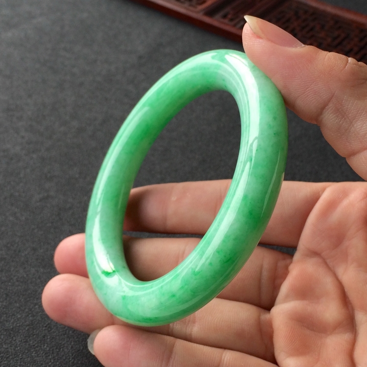 (超值推荐)糯冰种飘翠圆条手镯(58mm)