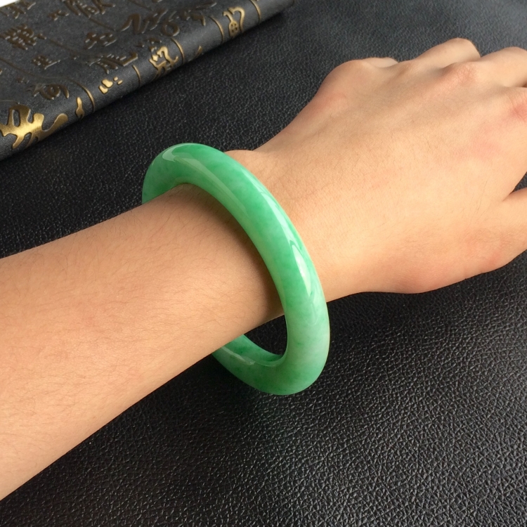 (超值推荐)糯冰种飘翠圆条手镯(58mm)