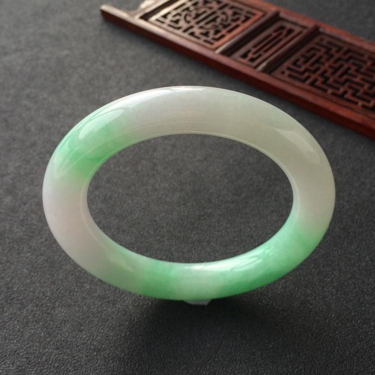 (超值推荐)糯冰种飘翠圆条手镯(56.6mm)
