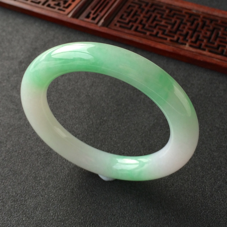 (超值推荐)糯冰种飘翠圆条手镯(56.6mm)