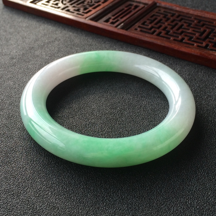 (超值推荐)糯冰种飘翠圆条手镯(56.6mm)