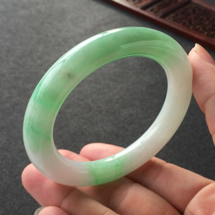 (超值推荐)糯冰种飘翠圆条手镯(56.6mm)