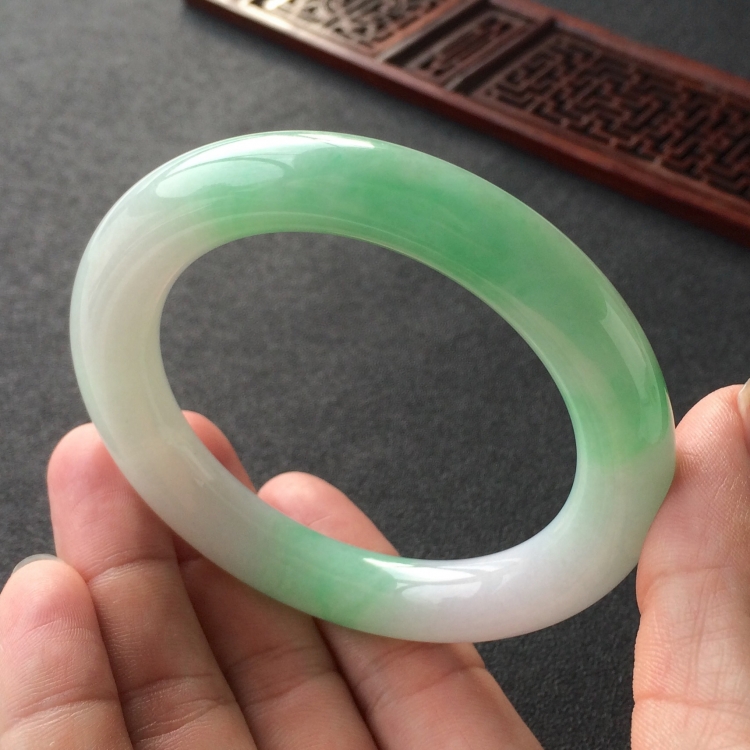 (超值推荐)糯冰种飘翠圆条手镯(56.6mm)