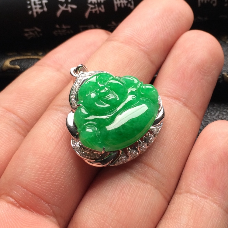 （超值推荐）糯冰种翠色镶白金钻石玉佛胸坠