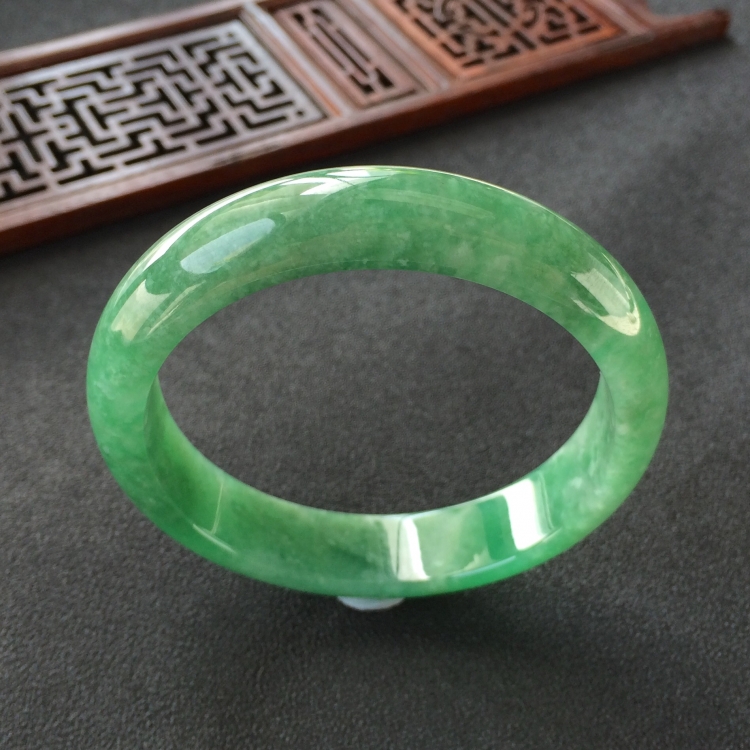 (超值推荐)糯冰种豆绿手镯(55.3mm)