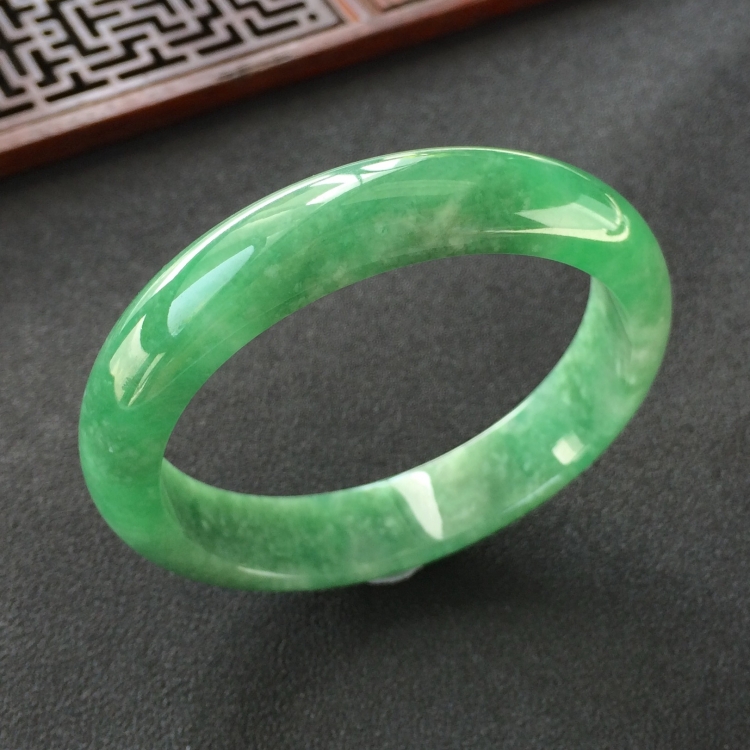 (超值推荐)糯冰种豆绿手镯(55.3mm)