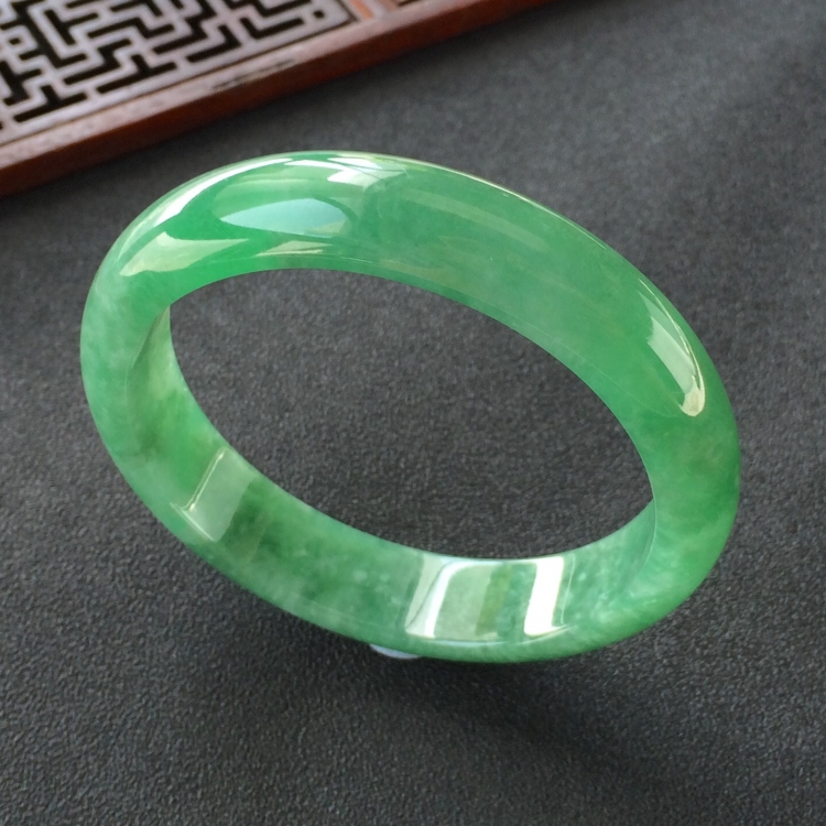 (超值推荐)糯冰种豆绿手镯(55.3mm)