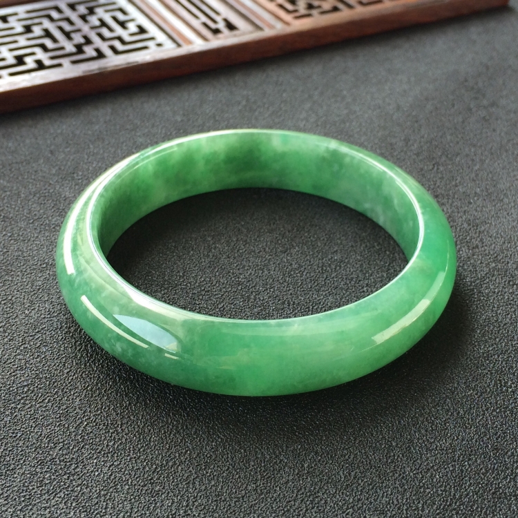 (超值推荐)糯冰种豆绿手镯(55.3mm)