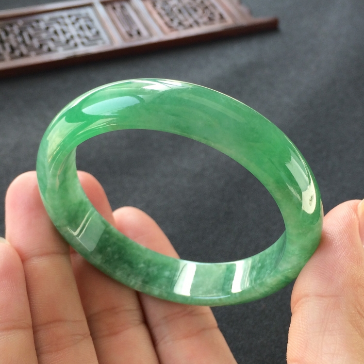 (超值推荐)糯冰种豆绿手镯(55.3mm)