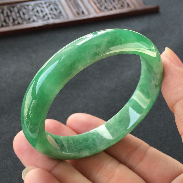 (超值推荐)糯冰种豆绿手镯(55.3mm)