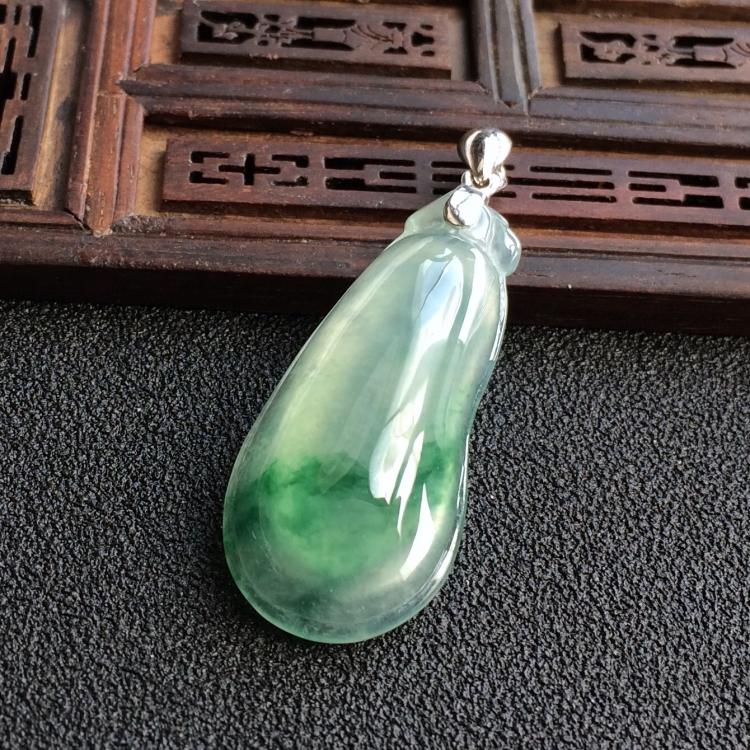 (超值推荐)冰种飘花福瓜挂件(金扣)