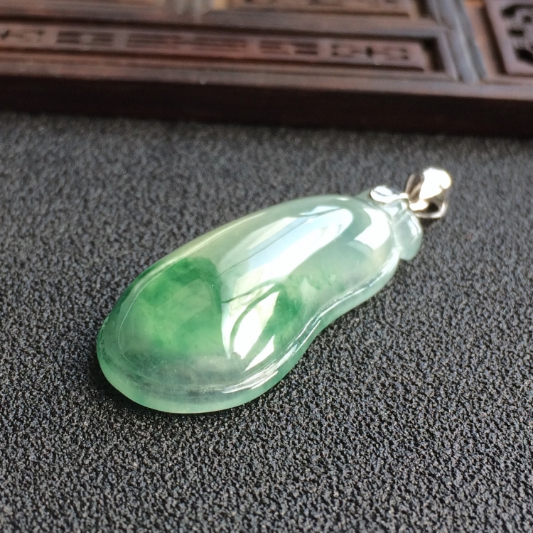 (超值推荐)冰种飘花福瓜挂件(金扣)
