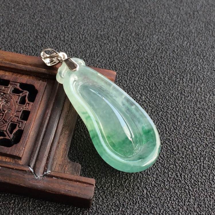 (超值推荐)冰种飘花福瓜挂件(金扣)