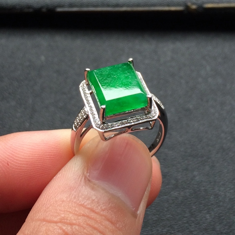 （超值推荐）镶白金钻石冰种阳绿方形戒指