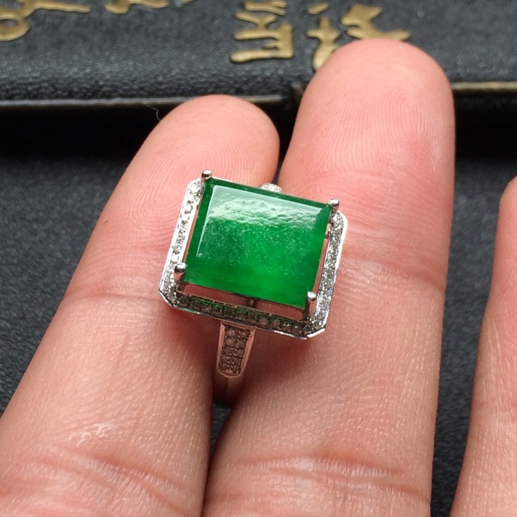 （超值推荐）镶白金钻石冰种阳绿方形戒指