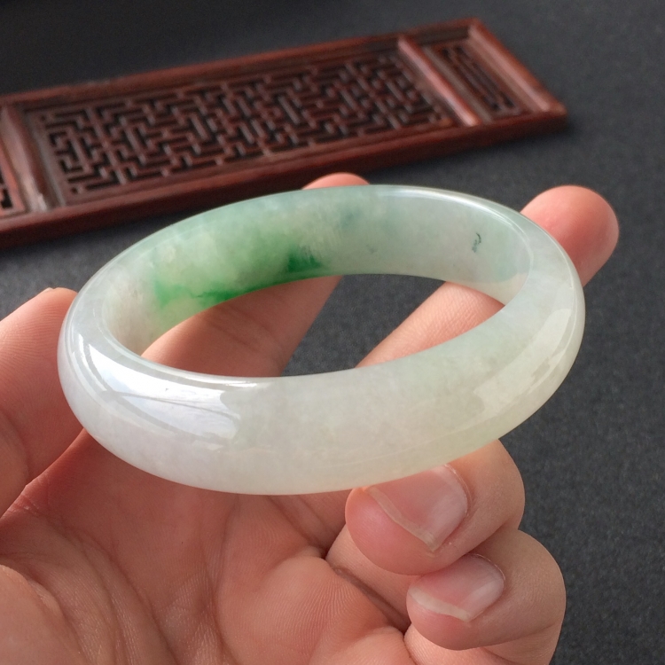 (超值推荐)糯冰种飘翠手镯(56.5mm)