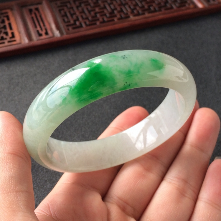 (超值推荐)糯冰种飘翠手镯(56.5mm)