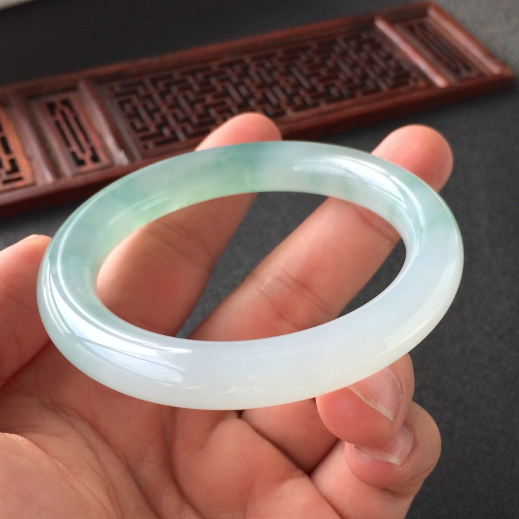 (超值推荐)糯冰种飘花圆条手镯(54mm)