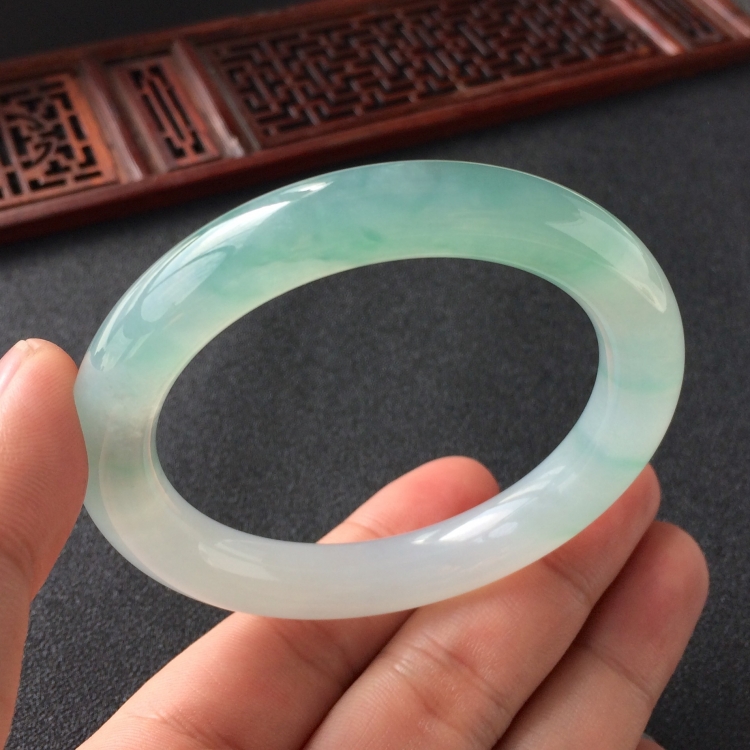 (超值推荐)糯冰种飘花圆条手镯(54mm)