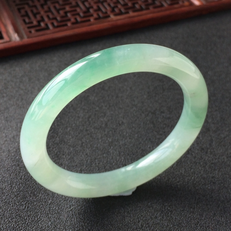 (超值推荐)糯冰种飘花圆条手镯(52.5mm)