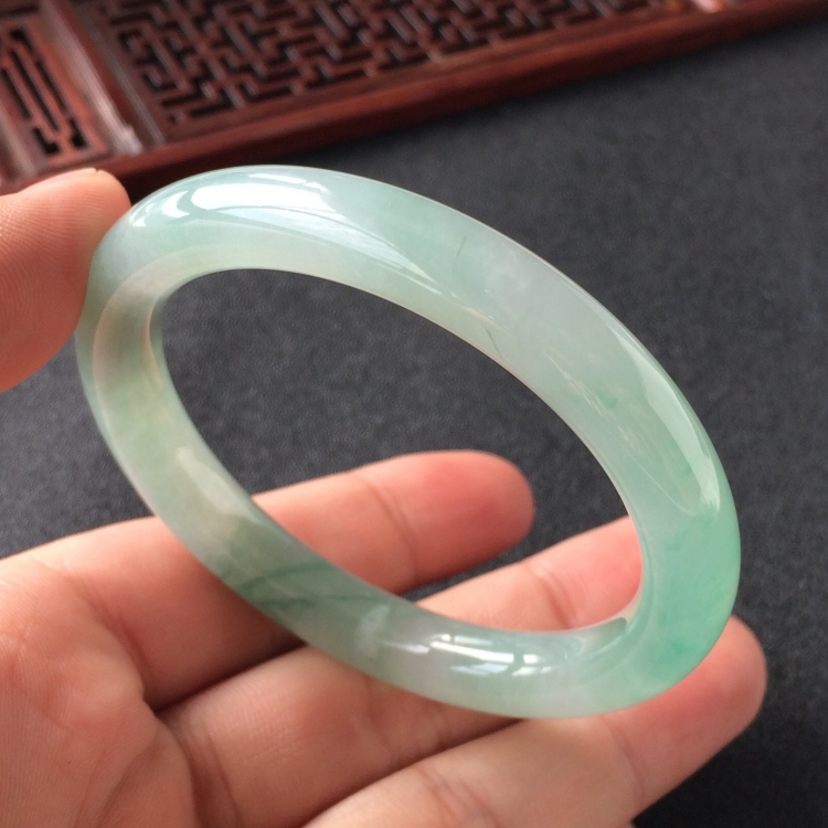 (超值推荐)糯冰种飘花圆条手镯(52.5mm)