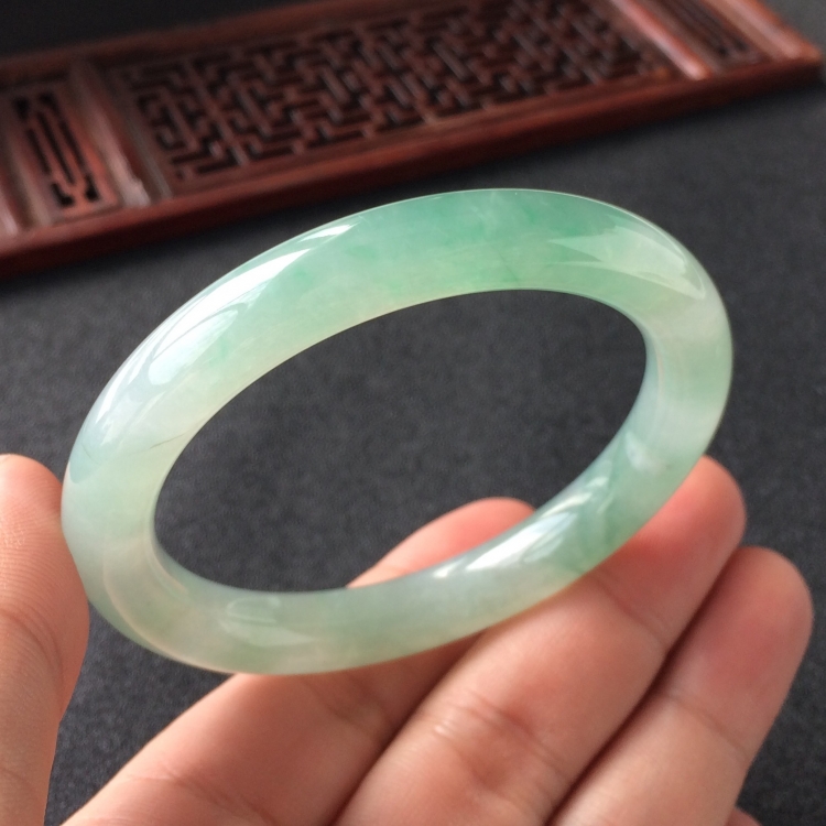 (超值推荐)糯冰种飘花圆条手镯(52.5mm)