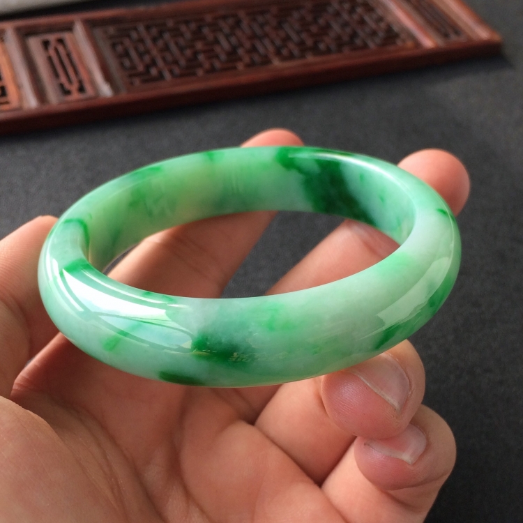(超值推荐)糯冰种飘翠手镯(56.7mm)
