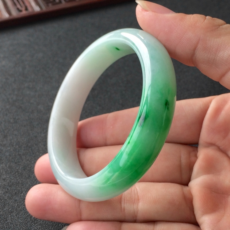 (超值推荐)糯冰种飘翠手镯(56.1mm)