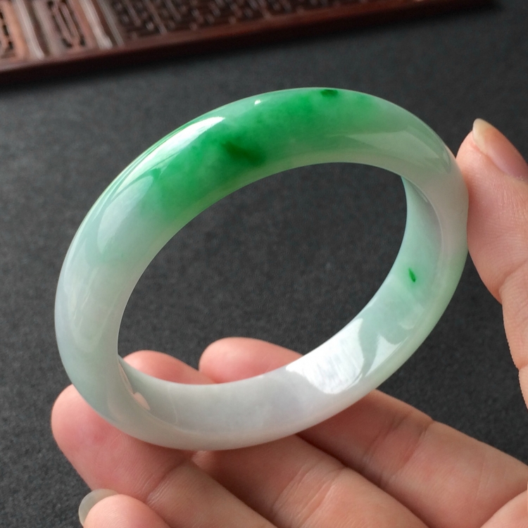 (超值推荐)糯冰种飘翠手镯(56.1mm)