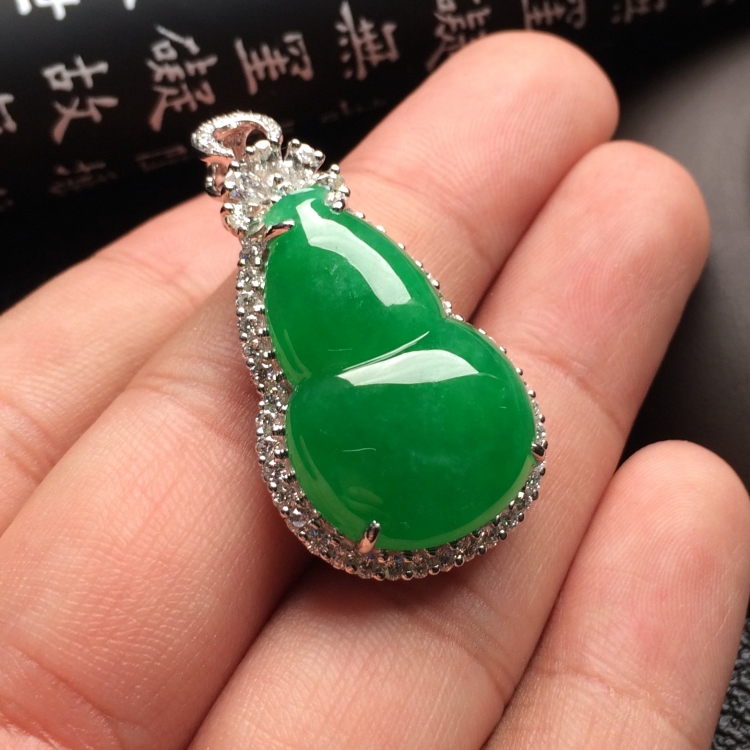 （超值推荐）糯冰种阳绿镶白金钻石葫芦胸坠