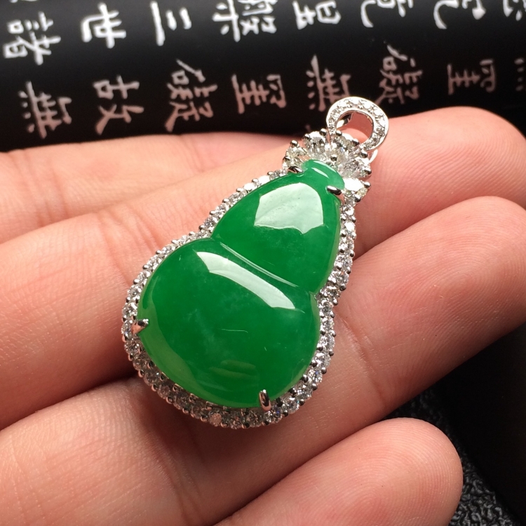 （超值推荐）糯冰种阳绿镶白金钻石葫芦胸坠