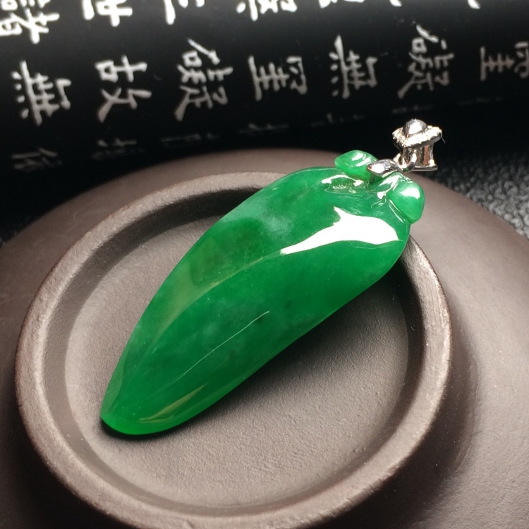 （超值推荐）糯冰种翠色福瓜挂件（金扣）