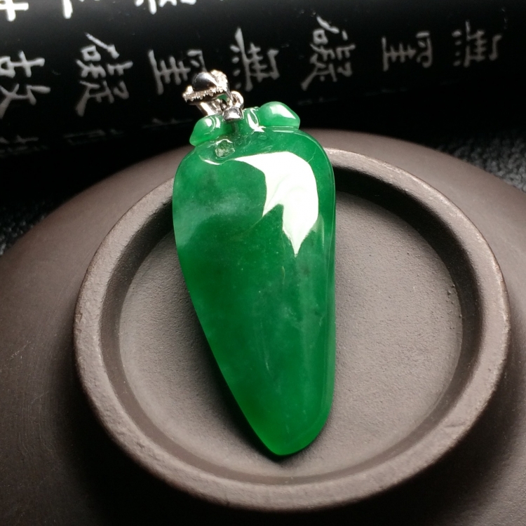 （超值推荐）糯冰种翠色福瓜挂件（金扣）