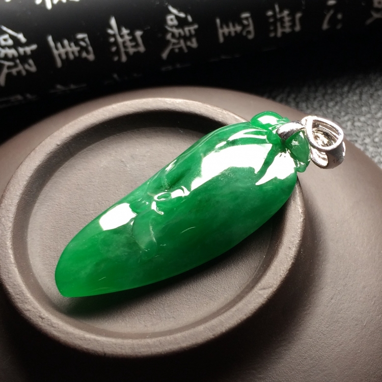 （超值推荐）糯冰种翠色福瓜挂件（金扣）