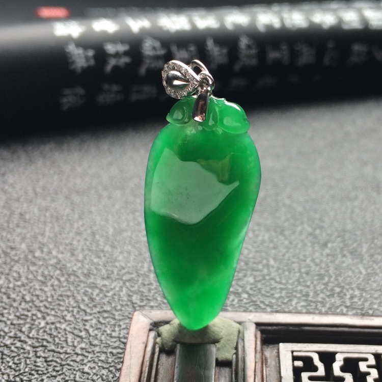 （超值推荐）糯冰种翠色福瓜挂件（金扣）
