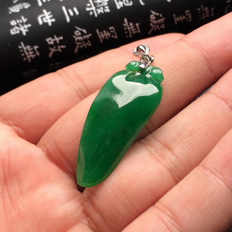 （超值推荐）糯冰种翠色福瓜挂件（金扣）