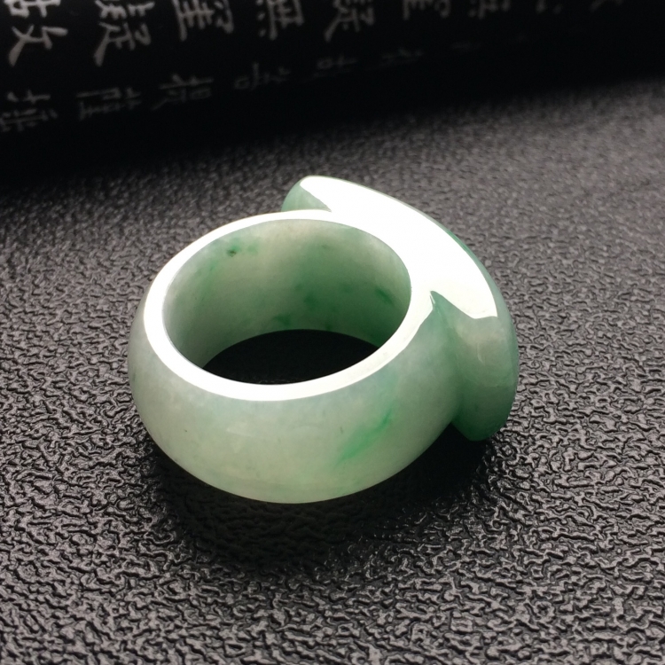（超值推荐）糯冰种飘翠扳指