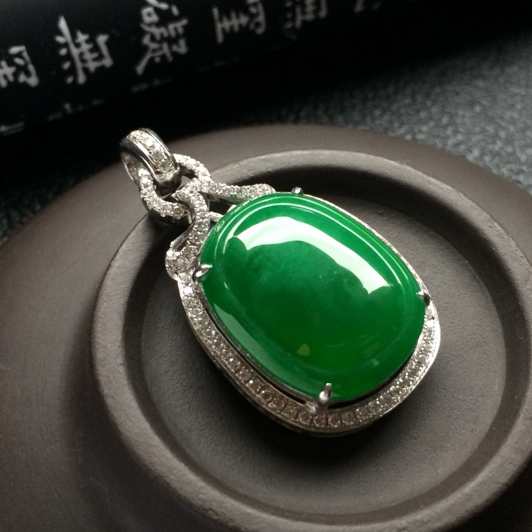 （超值推荐）糯冰种翠色镶白金钻石胸坠