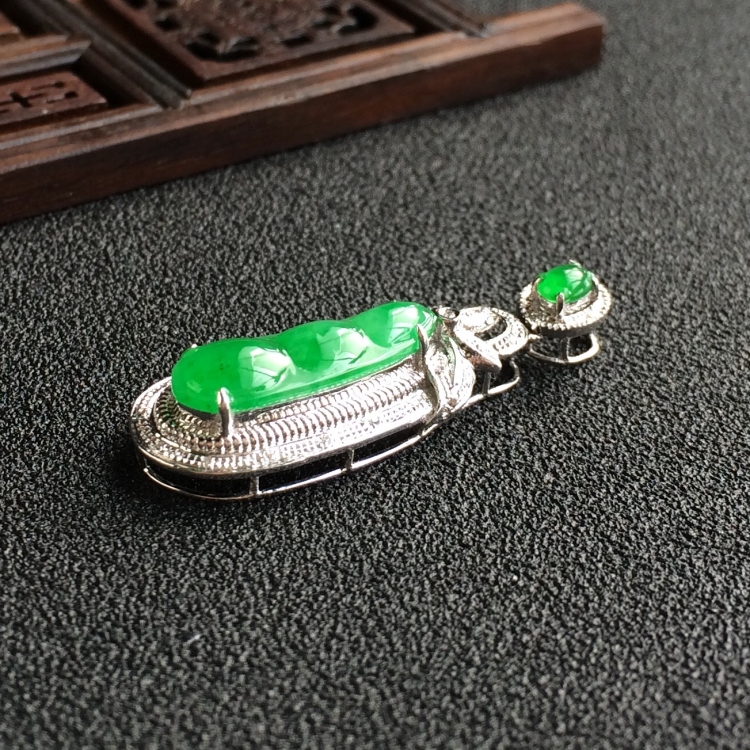 (超值推荐)糯冰种翠色镶白金钻石福豆胸坠