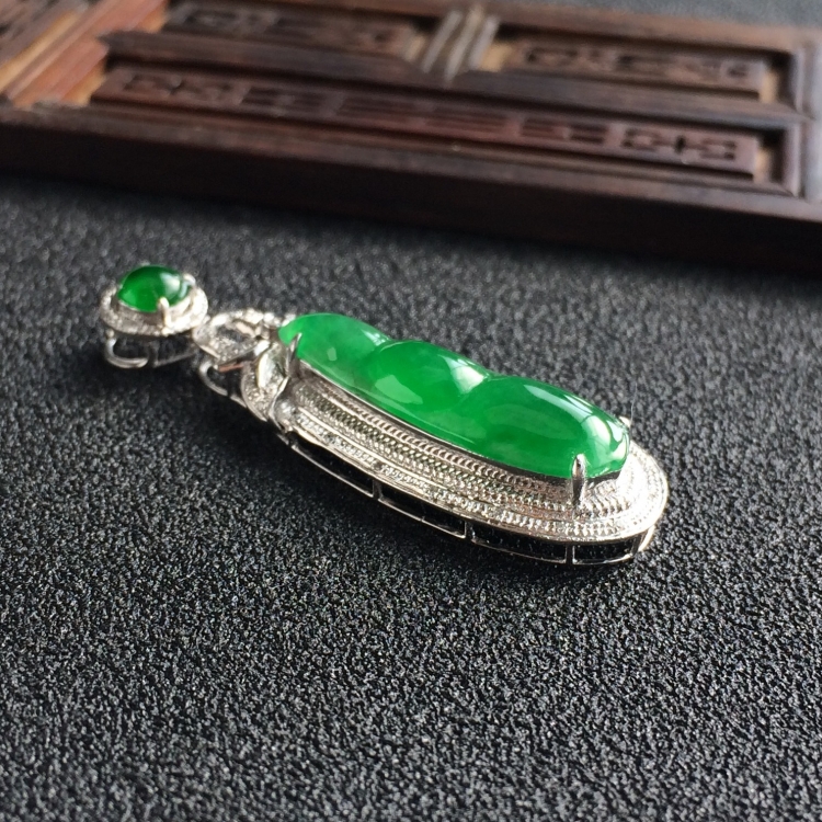 (超值推荐)冰种阳绿镶白金钻石福豆胸坠