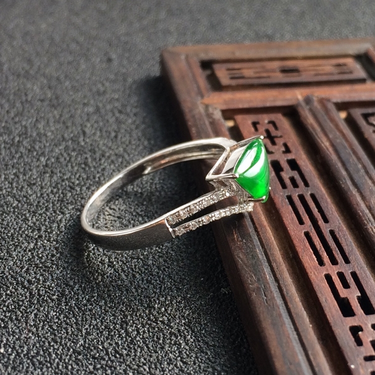 (超值推荐)冰种阳绿镶白金钻石戒指