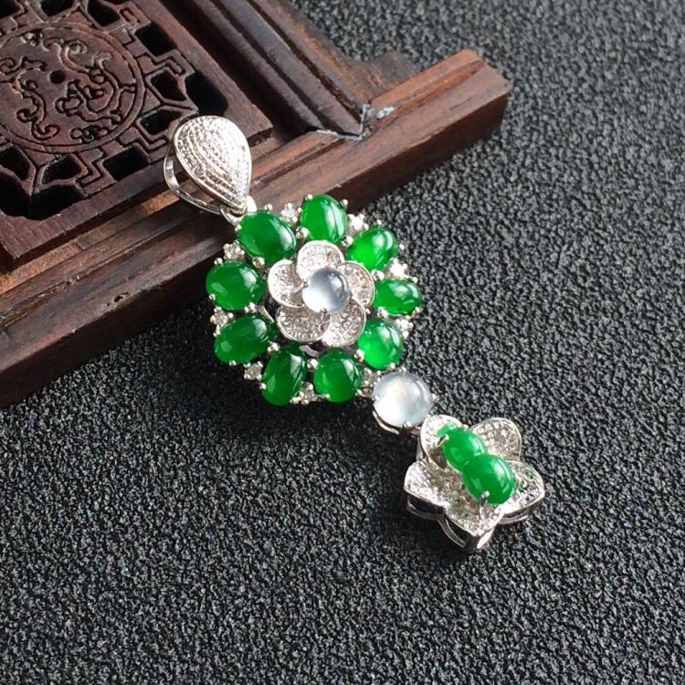 (超值推荐)冰种阳绿镶白金钻石花型胸坠