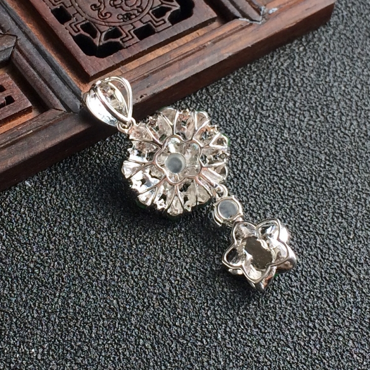 (超值推荐)冰种阳绿镶白金钻石花型胸坠