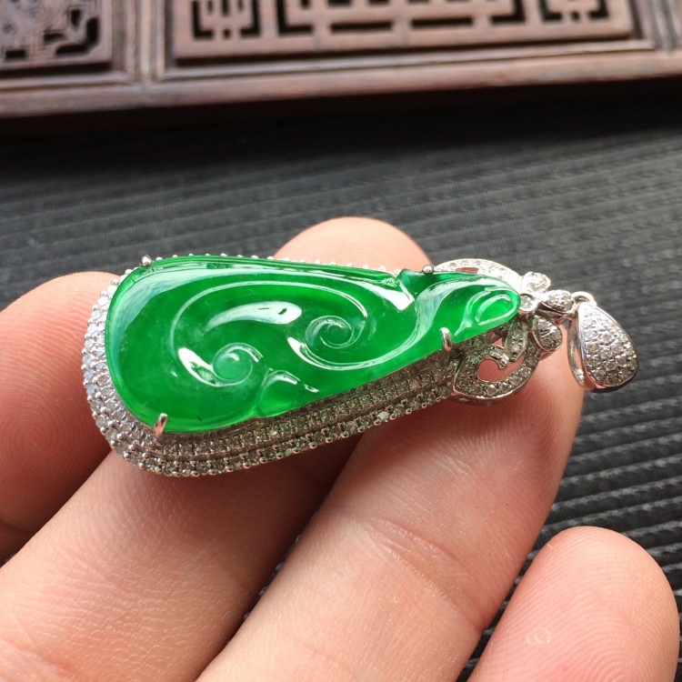 (超值推荐)冰种阳绿镶白金钻石如意胸坠