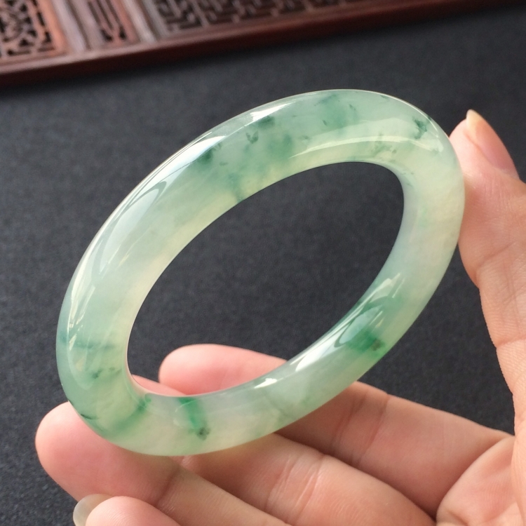 (超值推荐)糯冰种飘花圆条手镯(55.4mm)